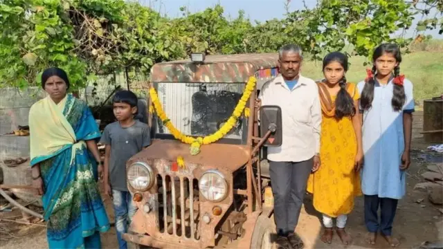 జుగాడ్ జీపుతో దత్తాత్రేయ కుటుంబం