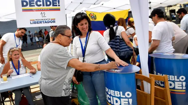 Votantes en la consulta popular de la oposición