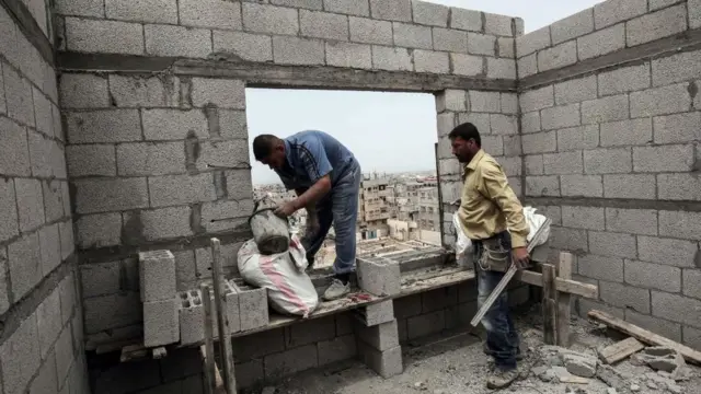 வேலை செய்யும் ஆண்கள்