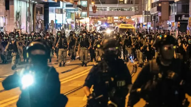 6月9日，香港防暴警察在中环街头部署。
