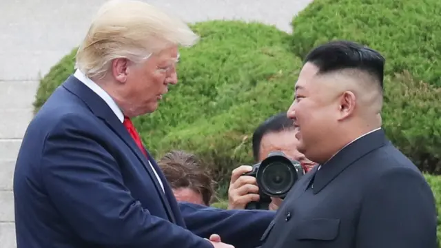 2019-жылы демилитаризацияланган алкакта АКШ президенти Дональд Трамп менен Ким Чен Ын жолуккан