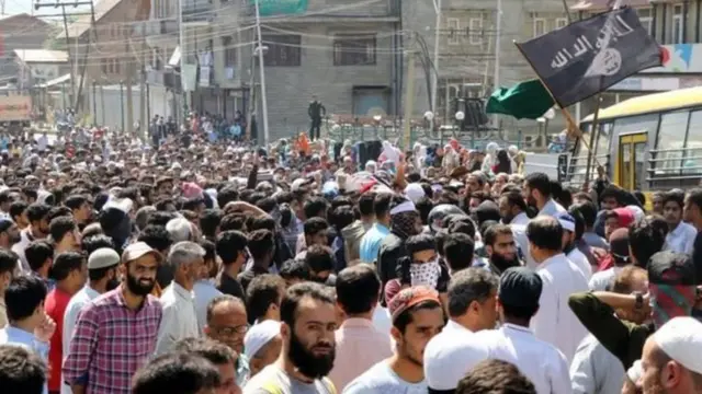 કાશ્મીરમાં CRPF ના વાહન નીચે આવી ગયેલા યુવાનની અંતિમયાત્રાની તસવીર