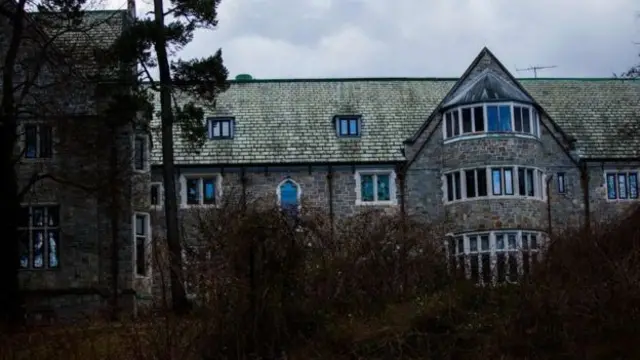 Дом в Лонг-Айленде окружен деревьями