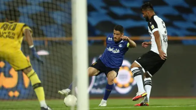 میزبان با تک گل جعفر سلمانی بازیکن تازه وارد خود موفق شد با نتیجه یک بر صفر پیروز شود.