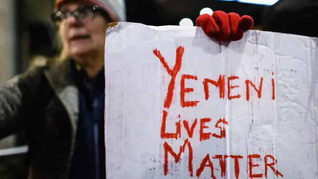 женщина на акции протеста против продажи оружия саудовской аравии и оаэ