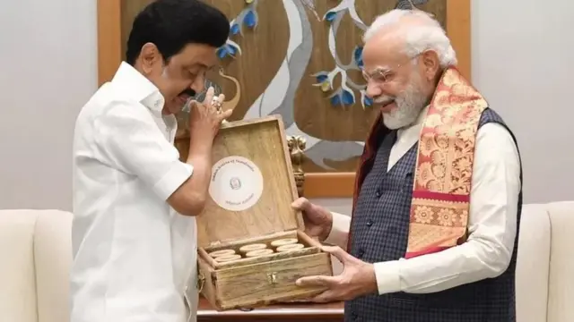 பிரதமருக்கு பரிசளிக்கும் முதல்வர் ஸ்டாலின்