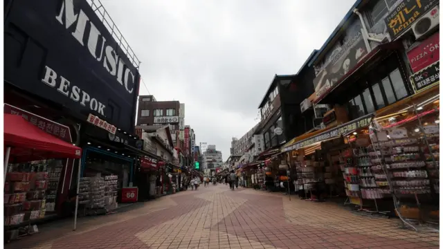 11일 서울 마포구 홍대거리가 비교적 한산한 모습을 보이고 있다. 백신 접종으로 매출 회복을 기대했던 상인들이 코로나19 재확산으로 시름이 깊어지고 있다