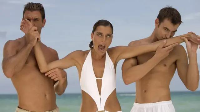 Dos hombres besando los brazos de una mujer