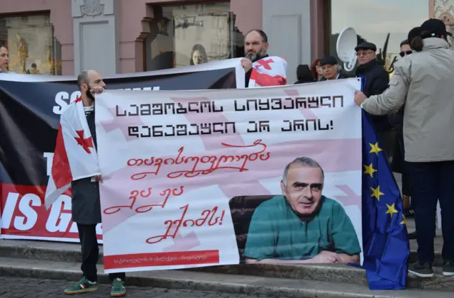 Акция в Тбилиси в поддержку Гаприндашвили. Надпись на плакате c его изображениеv: "Любовь к родине - не преступление! "Свободу доктору Важе!"