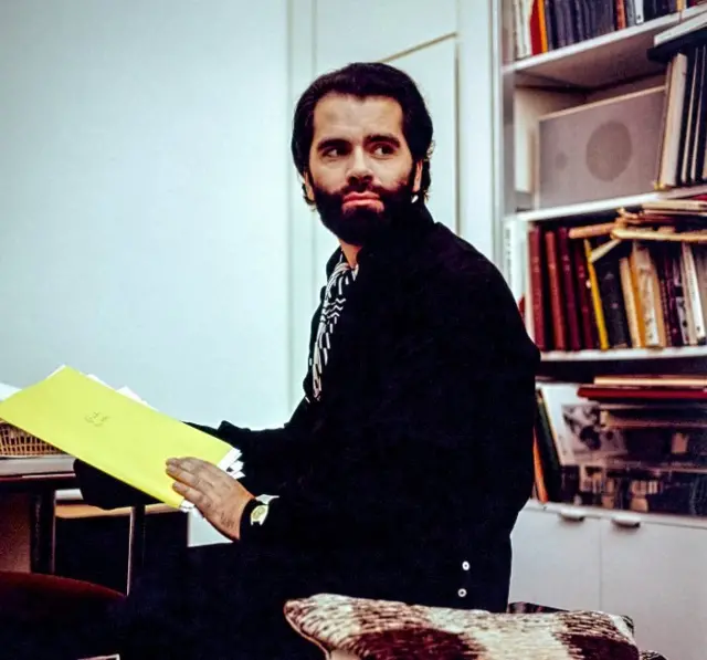 در آپارتمانش در پاریس، ۱۹۷۴