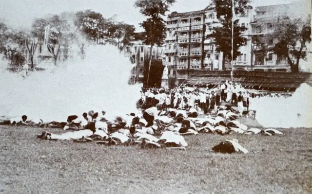 भारत छोड़ो आंदोलन के दौरान आंसू गैस छोड़ती पुलिस