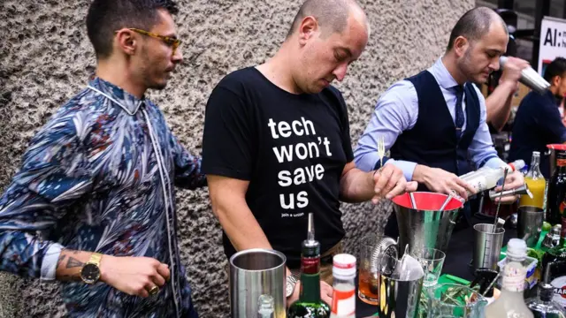 бармены смешивают негрони