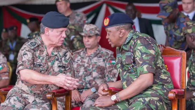 Boqor Cabdalla iyo Kenyatta ayaa xariga ka jaray dhoolatus millatari oo ciidammada laba dal ay ka qeyb qaadanayaan