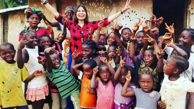 লাইবেরিয়ার একটি গ্রামে, শিশুদের সাথে।