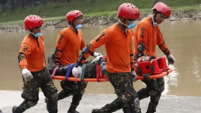 Philippine Army soldiers practice skills in land and water rescue in times of disaster such as earthquakes and typhoons, along the banks of the Marikina River, east of Manila, Philippines, 13 September 2018.