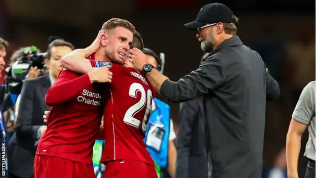 Emotivni Džordan Henderson sa Klopom slavi osvajanje Lige šampiona, samo nekoliko trenutaka nakon poslednjeg sudijskog zvižduka