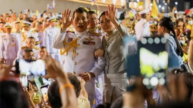 พระบาทสมเด็จพระเจ้าอยู่หัว และสมเด็จพระนางเจ้าฯ พระบรมราชินี มีพระราชปฏิสันถารกับประชาชนที่ไปรอเฝ้ารับเสด็จ ฯ หน้าพระบรมมหาราชวัง เมื่อ 1 พ.ย.