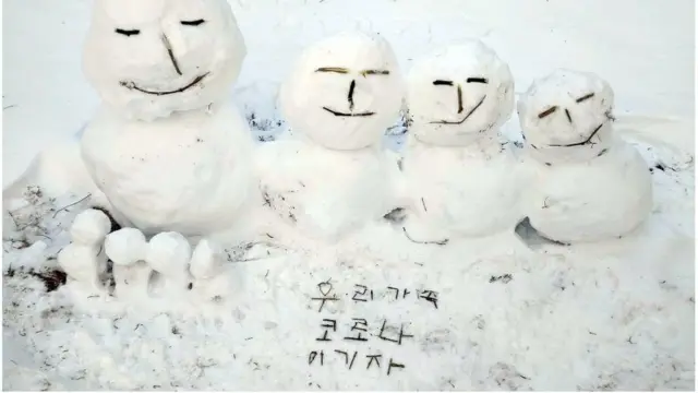 눈사람에 가족 염원 담아. 영하 20도의 북극 한파가 몰아친 7일 오전 수원 권선동의 한 아파트에 주민이 만든 눈사람이 세워져 있다(독자제공)