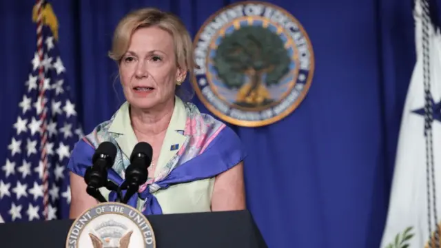 Дебора Биркс на пресс-конференции.