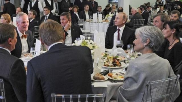 Flynn fue fotografiado en la cena de gala del canal ruso RT sentado al lado de Vladimir Putin el año pasado.