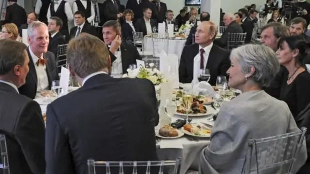 Flynn fue fotografiado en la cena de gala del canal ruso RT sentado al lado de Vladimir Putin el año pasado.