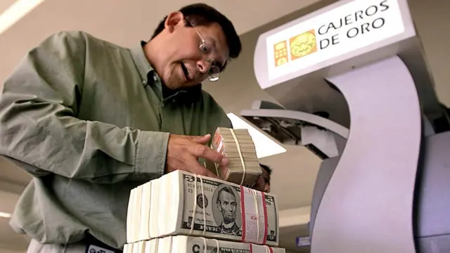 Dólares en El Salvador.