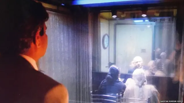 कुलभूषण जाधव त्यांच्या आई आणि पत्नीला भेटले, तेव्हा मध्ये काचेची भिंत होती