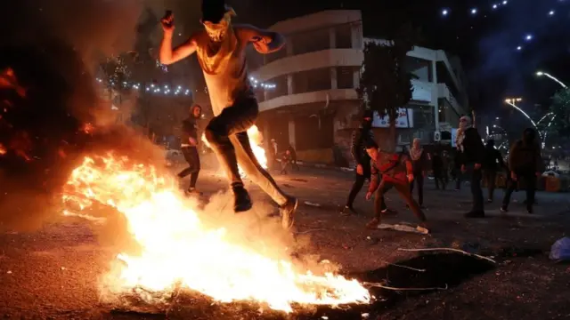 فلسطينيون أثناء الاشتباك مع الشرطة الإسرائيلية