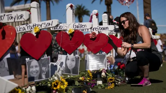 ชาวเวกัสร่วมไว้ลัยแก่ผู้เสียชีวิตในเหตุกราดยิงเมื่อวันที่ 1 ต.ค.