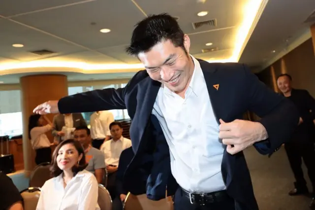 ธนาธร จึงรุ่งเรืองกิจ