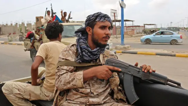 Soldado de la coalición impulsada por los Estados árabes patrulla en Zinjibar, Yemen.