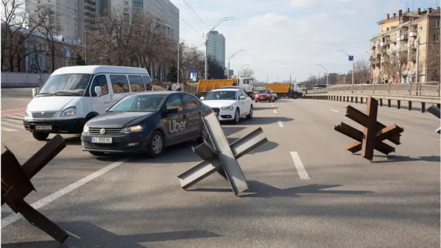 Một chốt chặn an ninh được dựng lên trên đường phố Kyiv