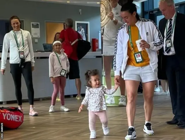 أنس جابر في زيارة عائلية لصديقتها تاتيانا