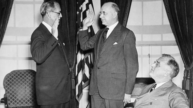 Joseph Kennedy prestando juramento en 1937 frente al presidente Roosevelt.