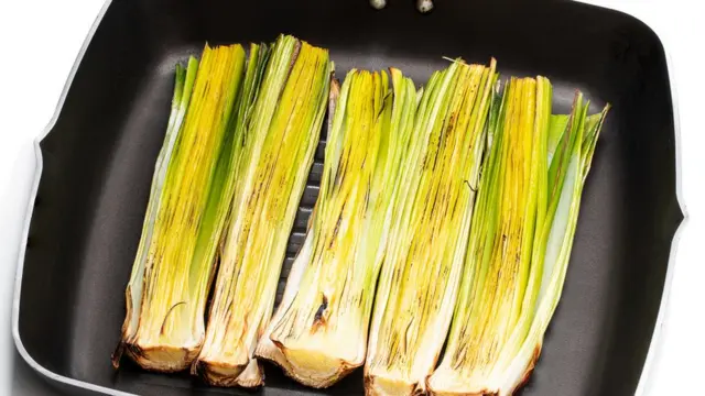 Лук-порей на сковородке