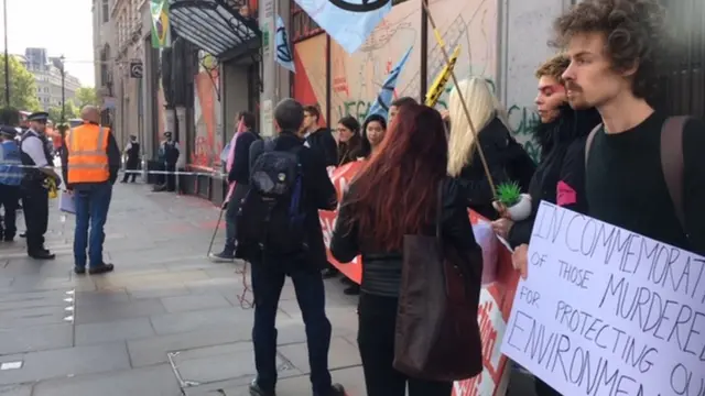 Manifestantescomo jogar caça niquelfrente à embaixada do Brasil