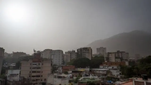 Karakas'ın üzerindeki toz bulutları.