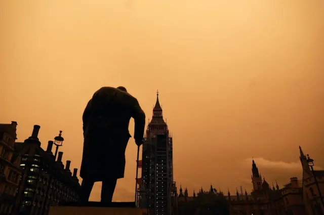 سماء حمراء اللون فوق ويستمنستر