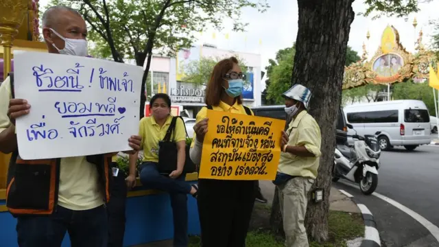 ในระหว่างที่นายสาธิตและคณะเดินทางมาหารือกับกองทัพบก มีกลุ่มผู้สนับสนุนจำนวนหนึ่งเดินทางมาให้กำลังใจที่ด้านหน้ากองบัญชาการทหารบก