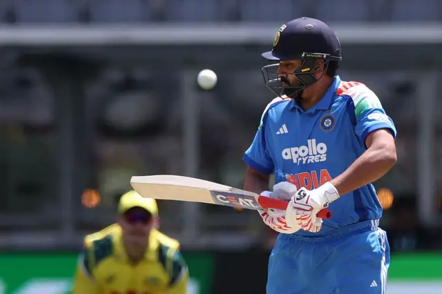 டிஎல்எஸ் முறைப்படி 131 ரன்கள் இலக்காக நிர்ணயிக்கப்பட்டது.