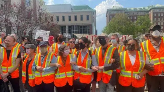এর আগে দিনে বিক্ষোভে সংহতি জানায় অনেক কর্মকর্তা ও শিক্ষক