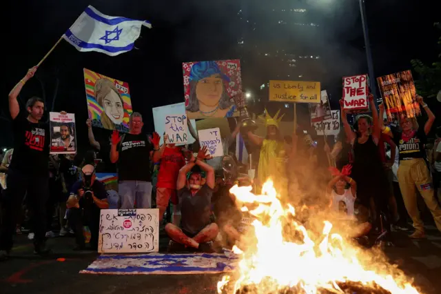 Cumartesi İsrail'de düzenlenen protestolarda ateşkesin sağlanması, rehinelerin geri dönmesi ve Netanyahu'nun istifa etmesi talep edildi