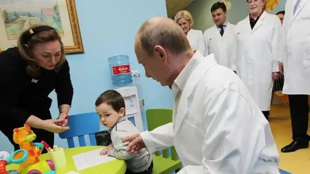 Presiden Rusia Vladimir Putin mengunjungi rumah sakit bersalin pada 2013. Dia sering berbicara tentang tingkat kelahiran di negaranya.
