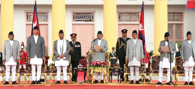 राष्ट्रपतिले सरकार गठनका लागि आह्वान गर्छन्। उनैले प्रधानमन्त्रीको नियुक्ति र शपथ गराउँछन्