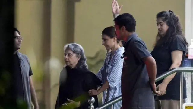 शर्मिला टैगोर और सोहा अली ख़ान.