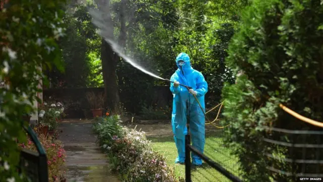 કોરોના વાઇરસથી બચવા જંતુનાશકનો છંટકાવ કરી રહેલ યુવક