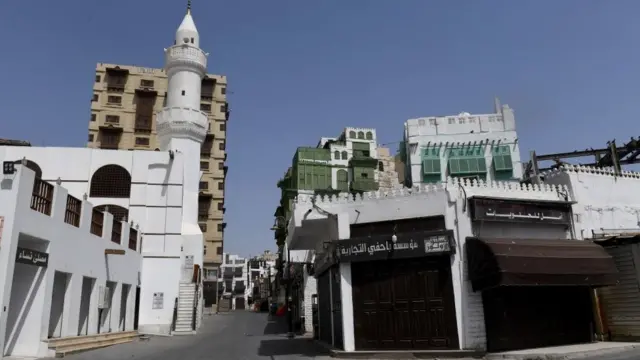 মক্কা ও মদিনায় কারফিউ জারি করেছে সৌদি আরব কর্তৃপক্ষ