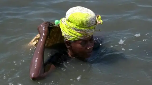 ஆபத்தை அறியாமல் கைகளால் இறால் பிடிக்கும் கடற்கரை பெண்களின் அவலம்