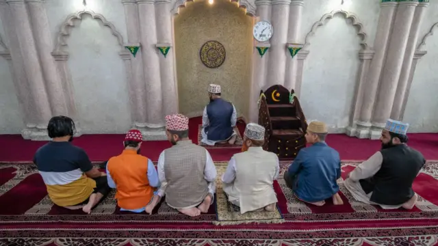 Musulmai a kasar Nepal na gudanar da salla a masallacin Kashmeeree a ranar farko ta Azumin Ramadana yayin da ake fama da dokar hana fita saboda cutar korona. Musulmai a Nepal na gudanar da Azumi ya yin da ake fama da dokar kulle. Haka kuma gwamnatin kasar ta haramta manyan taruka addinai.