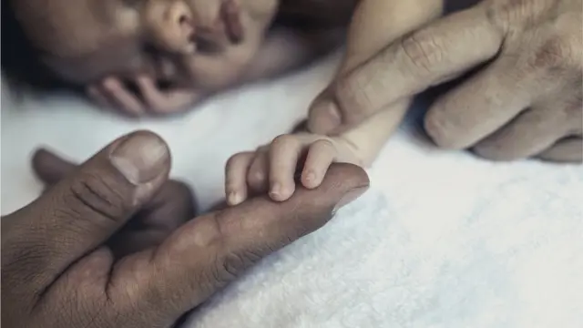 Kresloda otirgan qizning fotosurati Xotinni birga sikish, uyda tomosha qilish